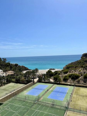 Apartamento con vistas al mar piscina y parking